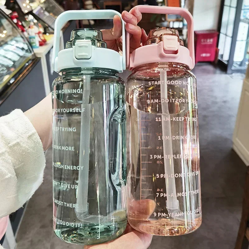 2-Liter Trinkflasche mit Strohhalm und Zeitmarkierung – BPA-frei und auslaufsicher