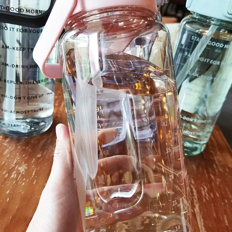 2-Liter Trinkflasche mit Strohhalm und Zeitmarkierung – BPA-frei und auslaufsicher