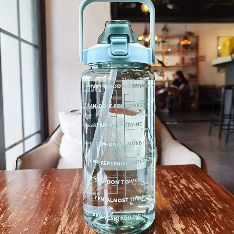 2-Liter Trinkflasche mit Strohhalm und Zeitmarkierung – BPA-frei und auslaufsicher
