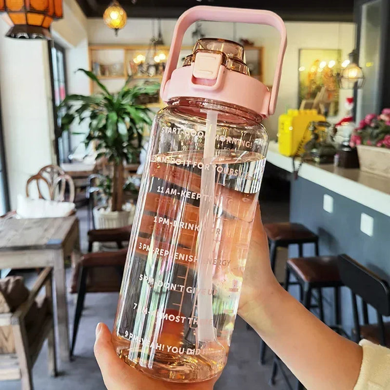 2-Liter Trinkflasche mit Strohhalm und Zeitmarkierung – BPA-frei und auslaufsicher