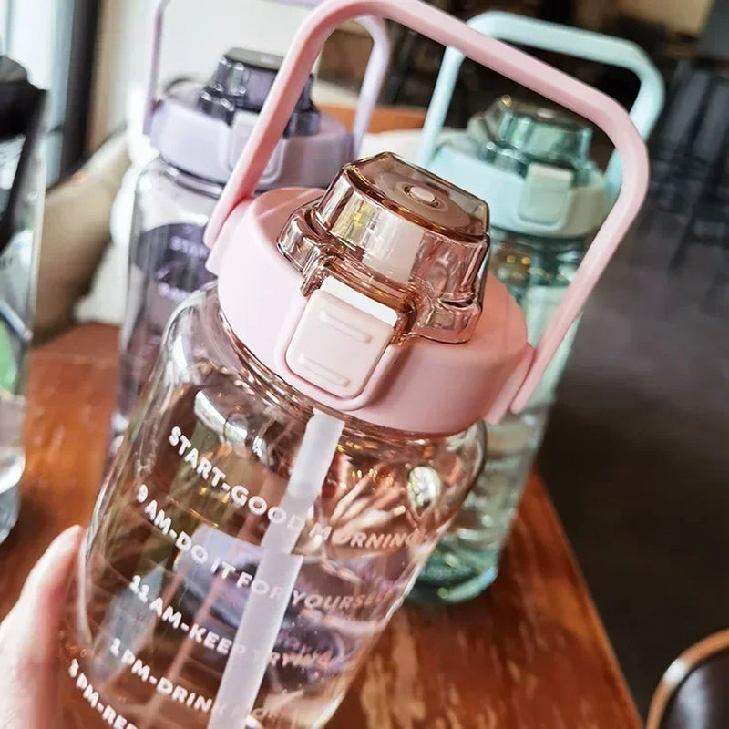 2-Liter Trinkflasche mit Strohhalm und Zeitmarkierung – BPA-frei und auslaufsicher
