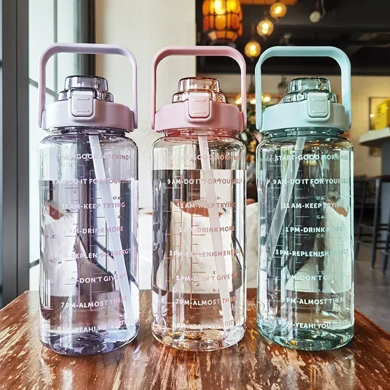 2-Liter Trinkflasche mit Strohhalm und Zeitmarkierung – BPA-frei und auslaufsicher
