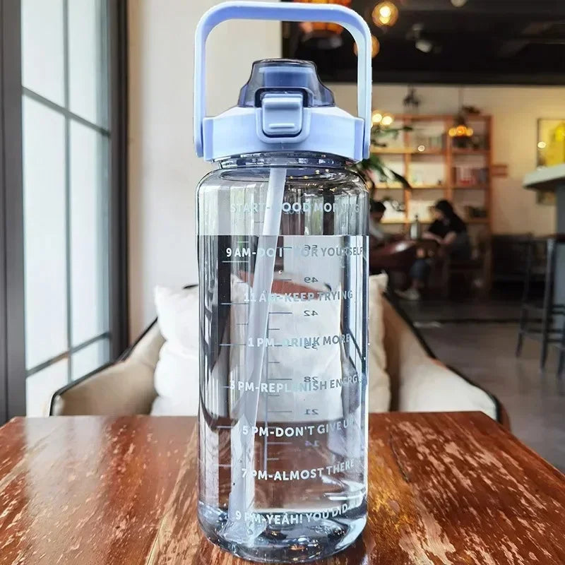 2-Liter Trinkflasche mit Strohhalm und Zeitmarkierung – BPA-frei und auslaufsicher