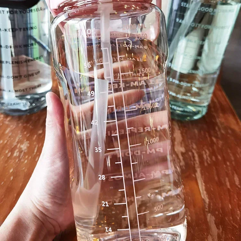 2-Liter Trinkflasche mit Strohhalm und Zeitmarkierung – BPA-frei und auslaufsicher