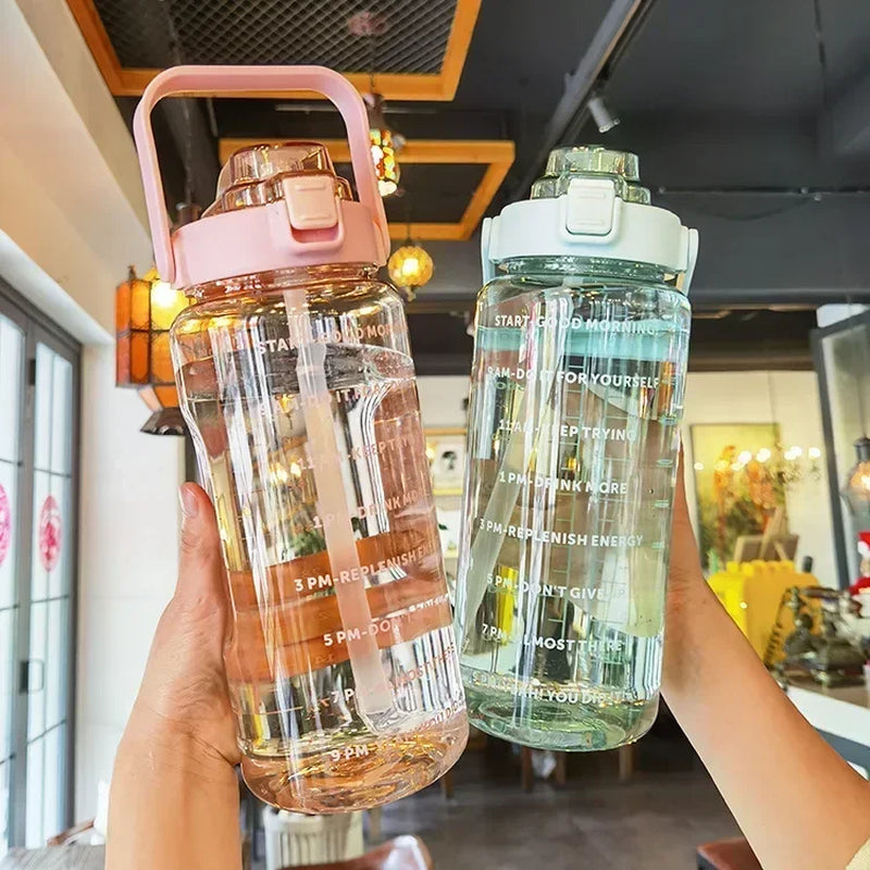 2-Liter Trinkflasche mit Strohhalm und Zeitmarkierung – BPA-frei und auslaufsicher